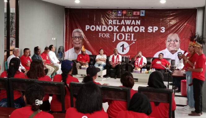 
					Paslon Bupati dan Wakil Bupati Mimika, Johannes Rettob-Emanuel Kemong bersama Relawan Pondok Amor SP3. (Ist)