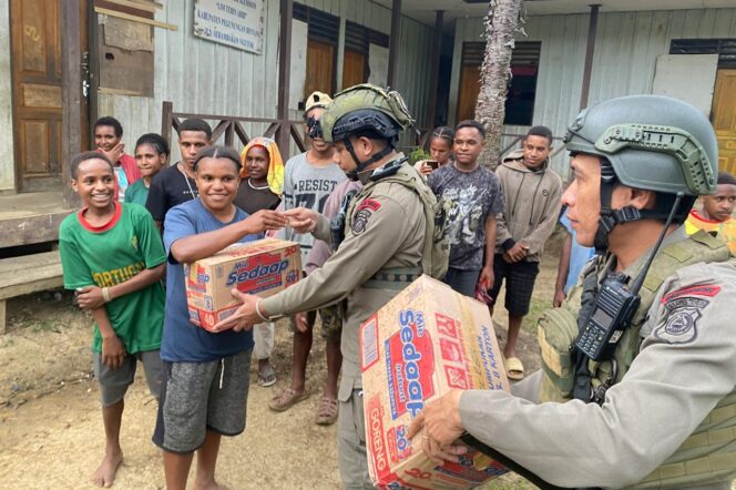 
					Satgas Tindak ODC 2024 memberikan sembako  di Asrama  Alemsom, Kabupaten Pegunungan Bintang. (Polda Papua)