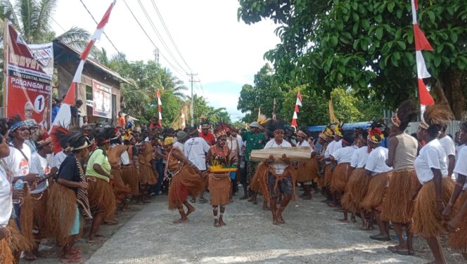 
					Tarian adat diiringi irama musik Tifa Suku Kamoro sambut kedatangan JOEL di Kampung Nawaripi, Distrik Wania. (Ist)