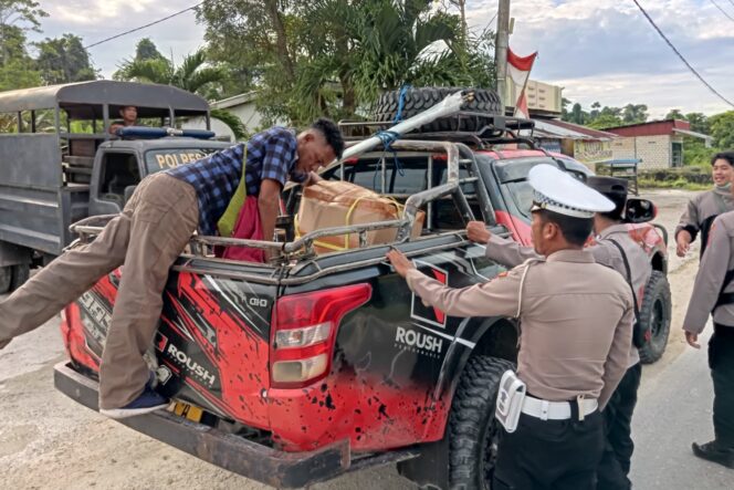 
					Polres Keerom saat melakukan pemeriksaan barang bawaan kendaraan dalam razia di Jalan Trans Papua. (Polda Papua)