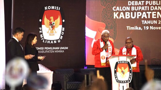 
					Paslon Bupati dan Wakil Bupati Mimika, Johannes Rettob-Emanuel Kemong (JOEL) saat debat kandidat Pilkada Mimika. (Ist)