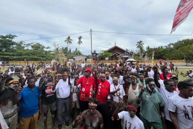 
					Paslon Cabup dan Cawabup  Mimika nomor urut 1, Johannes Rettob dan Emanuel Kemong (JOEL) bersama masyarakat Kampung Mioko. (Ist)