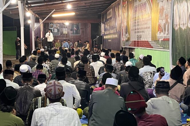 
					Johannes Rettob dan Emanuel Kemong saat menghadiri Mimika Bersholawat dan Doa Bersama untuk Pilkada Damai. (Ist)