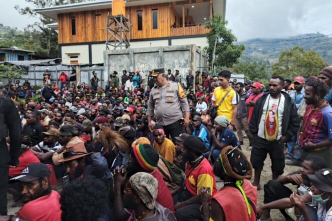 
					Aparat kepolisian saat mengamankan Bimtek KPPS di Tolikara. (Polda Papua)