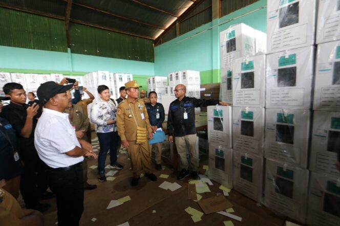 
					Penjabat Gubernur Papua, Ramses Limbong saat mengecek logistik Pilkada 2024. (KabarPapua.co/Imelda)