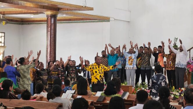 
					Kontingen Pesparawi Puncak melakukan latihan jelang konser Pesparawi Tingkat Provinsi di Kabupaten Keerom. (Humas Pesparawi Puncak)