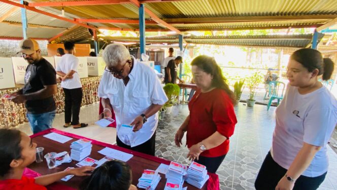 
					Johannes Rettob bersama keluarga menyalurkan hak suara Pilkada 2024 di TPS Pasar Sentral Mimika. (Ist)