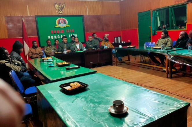 
					Rapat mediasi bentrok pendukung paslon Pilkada Puncak Jaya. (Polda Papua)