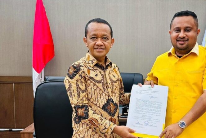 
					Penyerahan SK Pimpinan DPR Papua oleh Ketum Golkar Bahlil kepada Denny H. Bonai di Jakarta. (Ist)