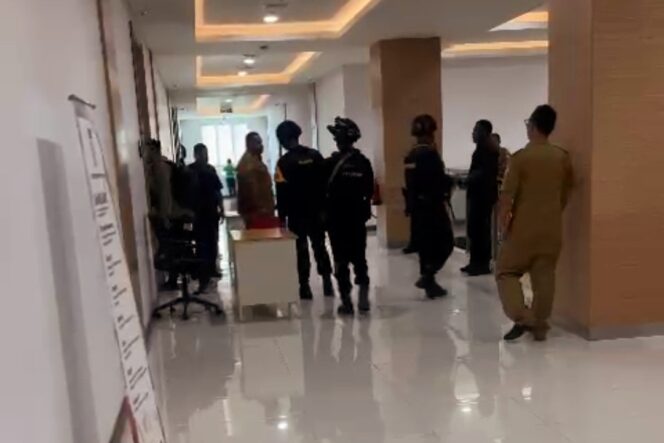 
					Foto tangkapan layar suasana di Kantor Gubernur Papua saat kedatangan Tim KPK. (Ist)