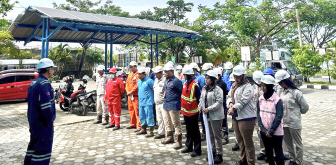 
					PLN Indonesia Power (IP) UBP Holtekamp berkolaborasi dengan Srikandi PLN IP UBP Holtekamp menanam pohon di lokasi area pembangkit, dalam rangka Hari Menanam Pohon Indonesia 2024, lewat Program Kegiatan Energizing Green Space. Foto: PLN IP UBP Holtekamp.