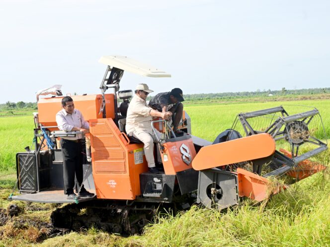 
					Presiden Prabowo saat mencoba alat panen modern di lahan pertanian Mertauke. Foto: Rusman - Biro Pers Sekretariat Presiden 