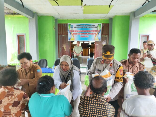 
					Penyaluranberas bantuan pemerintah dari pemerintah. Foto:Polda Papua