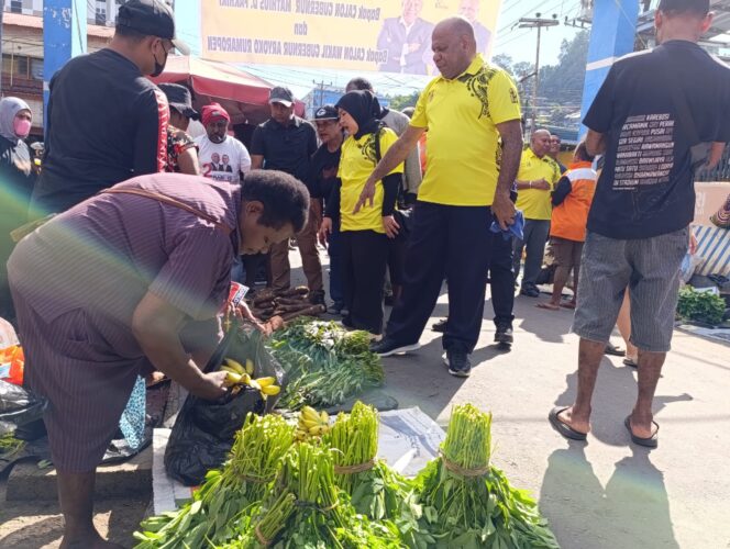 
					Cagub Papua, Matius Fakhiri saat blusukan ke Pasar Palma. Foto: Tim MARI-YO