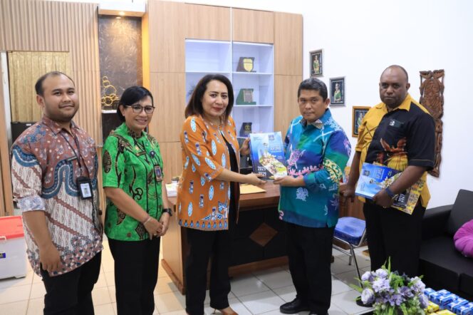 
					Pj Sekda Papua Selatan, Madderemmeng menyerahkan salinan dokumen RPJMD kepada Ketua KPU Papua Selatan, Theresia Mahuse. Foto: ist