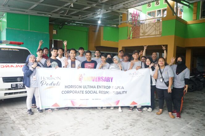 
					Managemen Horison Ultima Entrop Papua dalam aksi yata jelang HUT ke-4 Tahun. Foto: Horison Ultima Entrop Papua.