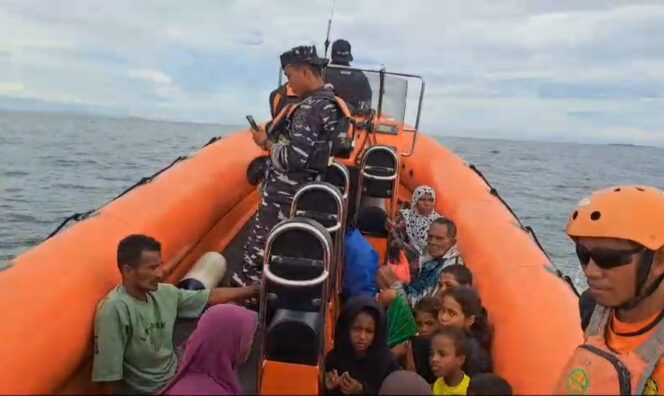 
					11 korban selamat kecelakaan Longboat saat di evaluasi tim SAR Gabungan dari Kambala ke Kota Kaimana, Rabu (13/11/2024).
Foto : Dokumentasi SAR Kaimana