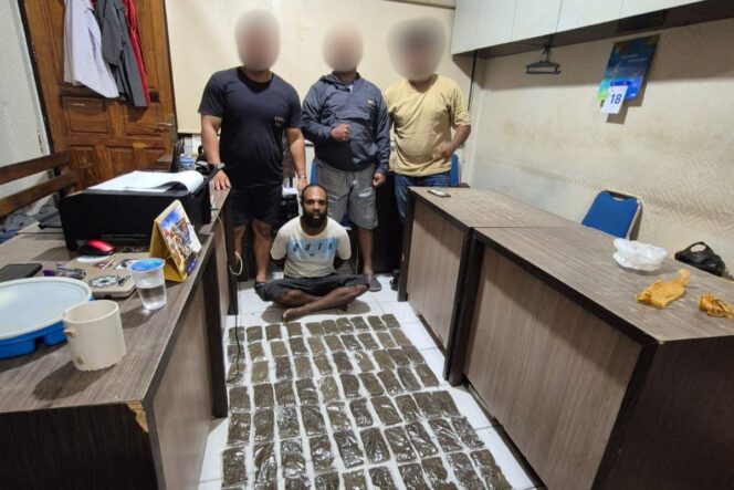 
					Tim Opsnal Resnarkoba Polresta Jayapura Kota mengamankan WNA Papua Nugini atas kepemilikan 85 paket ganja. (Humas Polresta)