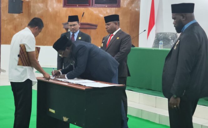 
					Penutupan sidang RAPBD 2025 masa sidang kedua tahun 2024, di ruang sidang DPRD Puncak, Rabu 20 November 2025. (Diskominfo Puncak)