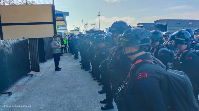 
					Penjemputan 300 Brimob Polri di Bandara Sentani, Kabupaten Jayapura. (Polda Papua)