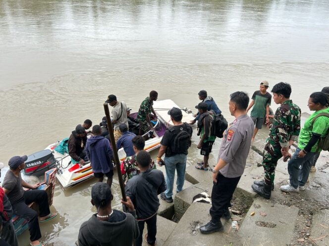 
					Distribusi logistik Pilkada di Kabupaten Yahukimo. Foto: Polda Papua.