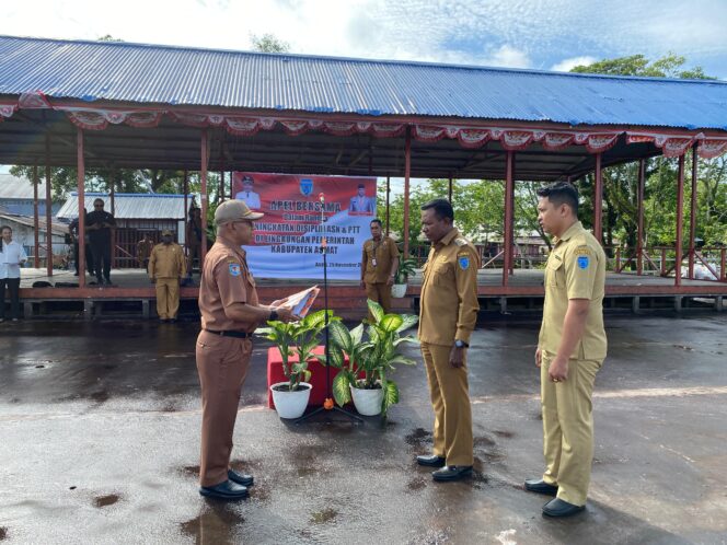 
					Penyerahan memori pertangungjawaban Pjs Bupati Asmat Wiliem da Costa kepada Wakil Bupati Asmat Thomas Eppe Safanpo, ST pada Apel bersama ASN di Agats, Asmat. (KabarPapua.co/Abdel Syah)