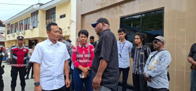 
					Kabag Wasidik Direktorat Reserse Kriminal Umum Polda Papua, AKBP A. Wakhid Prio Utomo saat menerima pendemo di Polda Papua yang menuntut penyelesaian kasus HAN. (KabarPapua.co/Imelda)