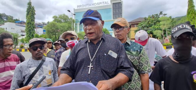 
					Ketua Komunitas Pemuda Papua Perubahan, Jack Pangkali dalam mmebacakan tuntutan penuntasan kasus asusial HAN. (kabarPapua.co/Imelda)