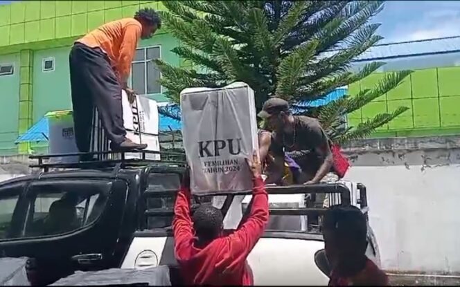 
					Distribusi logistik Pilkada di Provinsi Papua Pegunungan. (KabarPapua.co/Stefanus Tarsi)