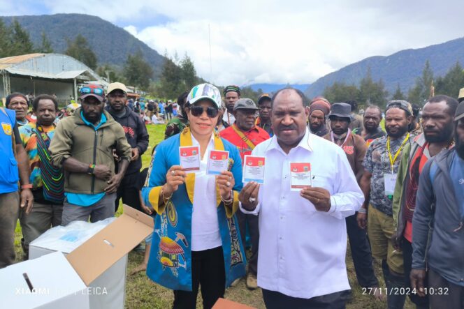 
					Calon Gubernur Papua Tengah, Willem Wandik menunjukkan surat suara usai mencoblos di Distrik Ilaga, Kabupaten Puncak. (Ist)