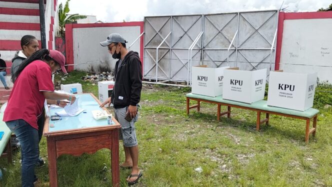 
					Suasana di salah satu TPS Kota Wamena, Kabupaten Jayawijaya, Papua Pegunungan saat pencoblosan Pilkada 2024. (KabarPapua.co/Stefanus Tarsi)