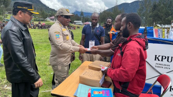 
					Penjabat Bupati Puncak, Nenu Tabuni saat menyalurkan hak suaranya di TPS Kimak. (Diskominfo Puncak)