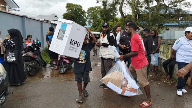 
					Surat suara dan bilik suara yang diamabkan di TPS 01 Sinapuk Wamena. 9KabarPapua.co/Stefanus Tarsi) 