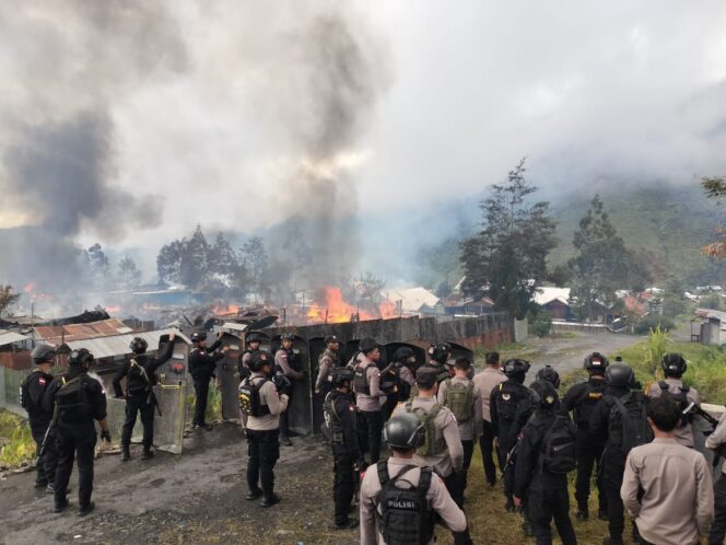 
					Aksi saling sprang pendukung pasjon di Puncak Jaya. Foto: Polda Papua