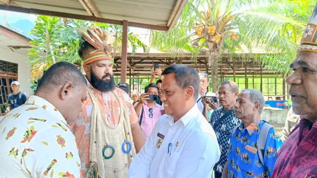 
					Penyambutan adat Pj Bupati Jayapura. Foto: Jayapurakab.go.id