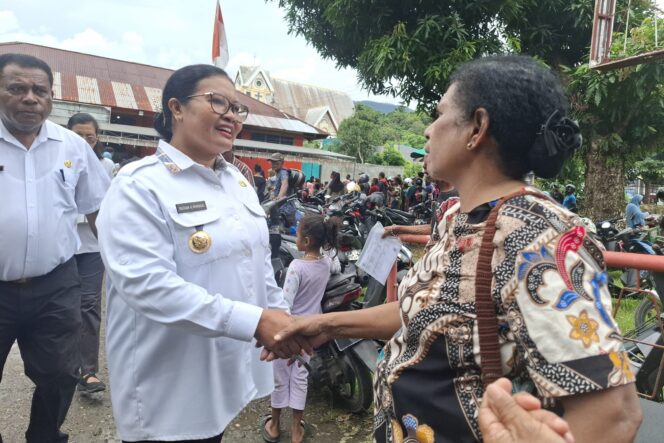 
					Pj Bupati Kepulauan Yapen, Suzana Wanggai menyapa masyarakat penerima bansos PKH 2024. (KabarPapua.co/Ainum Faathirjal)