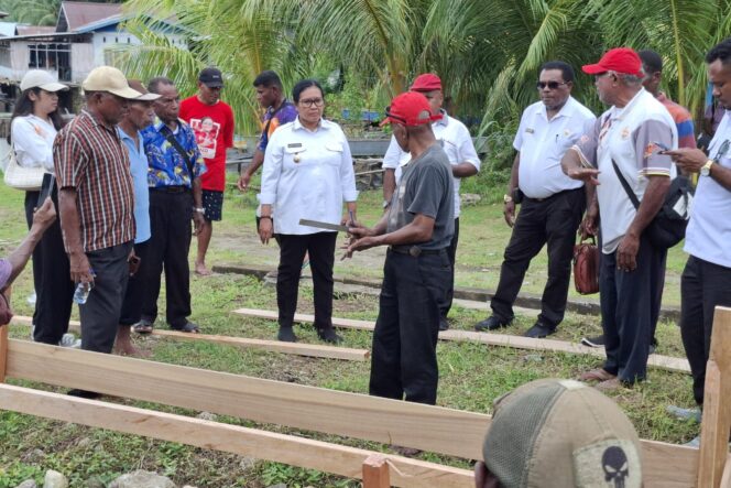 
					Penjabat Bupati Kepulauan Yapen, Suzana Wanggai meninjau persiapan masyarakat sambut 1 abad injil masuk Kepulauan Ambai. (KabarPapua.co/Ainun Faathirjal)