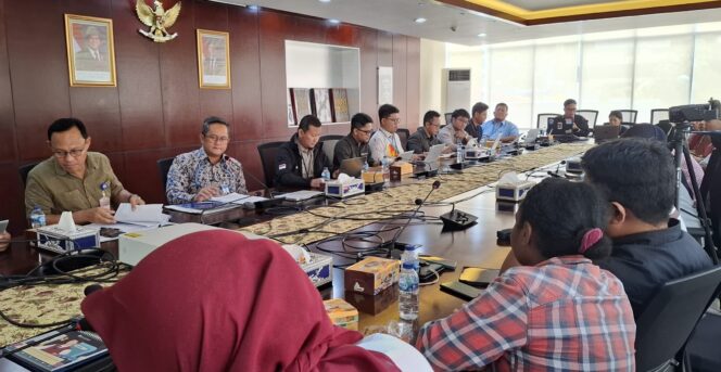
					Kepala Perwakilan Bank Indonesia Papua, Faturachman bincang-bincang bersama awak media di Jayapura. (KabarPapua.co/Imelda)