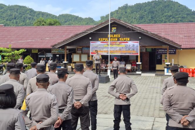 
					Polres Kepulauan Yapen menggelar apel gelar pasukan pengamanan Natal dan Tahun Baru 2025. (KabarPapua.co/AinunFaathirjal)