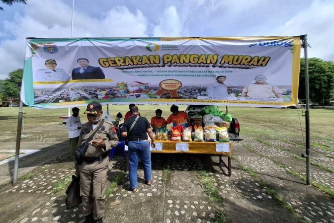 
					Antusias masyarakat Yapen belanja kebutuhan pokok jelang Natal di gerai Gerakan Pangan Murah. (KabarPapua.co/Ainun Faathirjal)