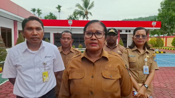 
					Penjabat Bupati Kepulauan Yapen, Suzana Wanggai saat mengunjungi Terminal Pertamina Serui untuk mengecek stok BBM hadapi Nataru. (KabarPapua.co/Ainun Faathirjal)