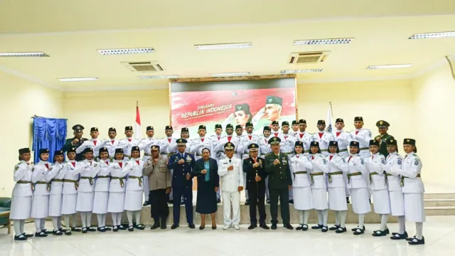 
					Pengukuhan 34 anggota Paskibra. Foto: Jayapurakab.go.id