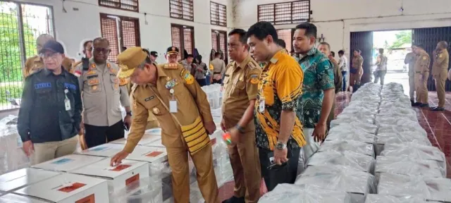 
					Pj Gubernur Papua, Ramses Limbong monitoring ke gudang logistik KPU Kabupaten Jayapura. Foto: Jayapurakab.go.id