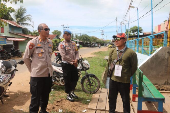 
					Kasatgas Ops Wil Papua Selatan, Kombes Pol Sondang R.D. Siagian memantau keamanan pasca pemungutan suara Pilkada 2024. (Polda Papua)