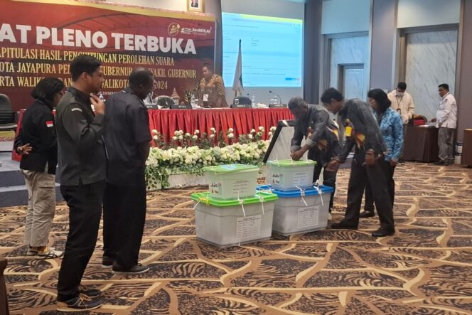 
					KPU Kota Jayapura menggelar rapat pleno rekapitulasi hasil penghitungan perolehan suara Pilkada 2024. (KabarPapua.co/Natalya Yoku)
