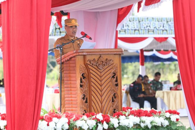 
					Staf Ahli Gubernur Papua Tengah Bidang Kemasyarakatan SDM dan Pengambangan Otsus, Ukkas di peringatan Hari Bakti PU ke-79. (Humas Pemprov Papua Tengah)