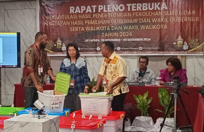 
					Suasana pleno terbuka rekapitulasi suara Pilkada Kota Jayapura untuk Distrik Jayapura Utara. (KabarPapua.co/Natalya Yoku)