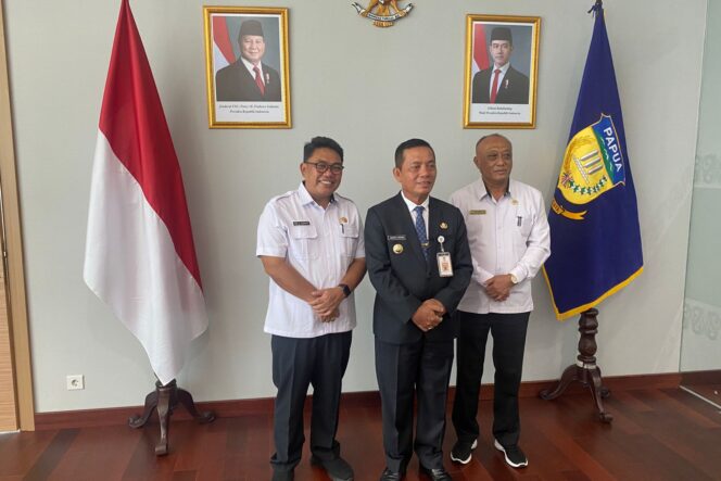 
					Penjabat Gubernur Papua, Ramses Limbong (tengah). (Ist)