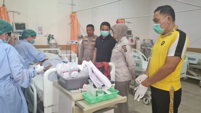 
					Aiptu Hidayat sempat menjalani perawatan di RS Bhayangkara akibat luka bacok ulah OTK. (Polda Papua)