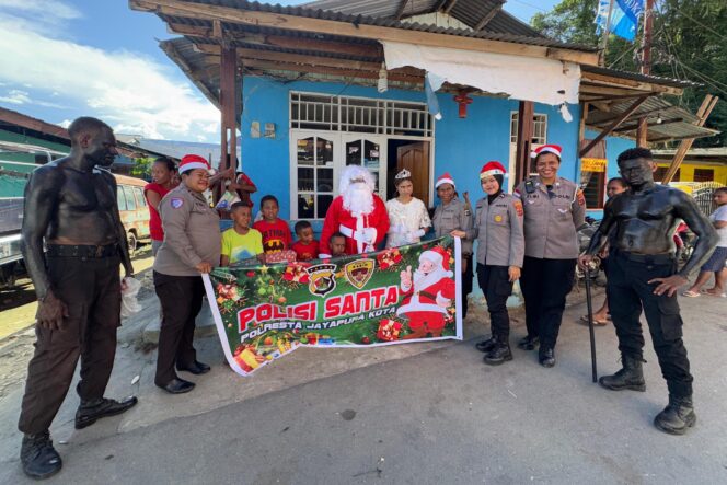 
					Polisi Santa Polresta Jayapura Kota menebar kebahagian menjelang Natal. (Humas Polresta)